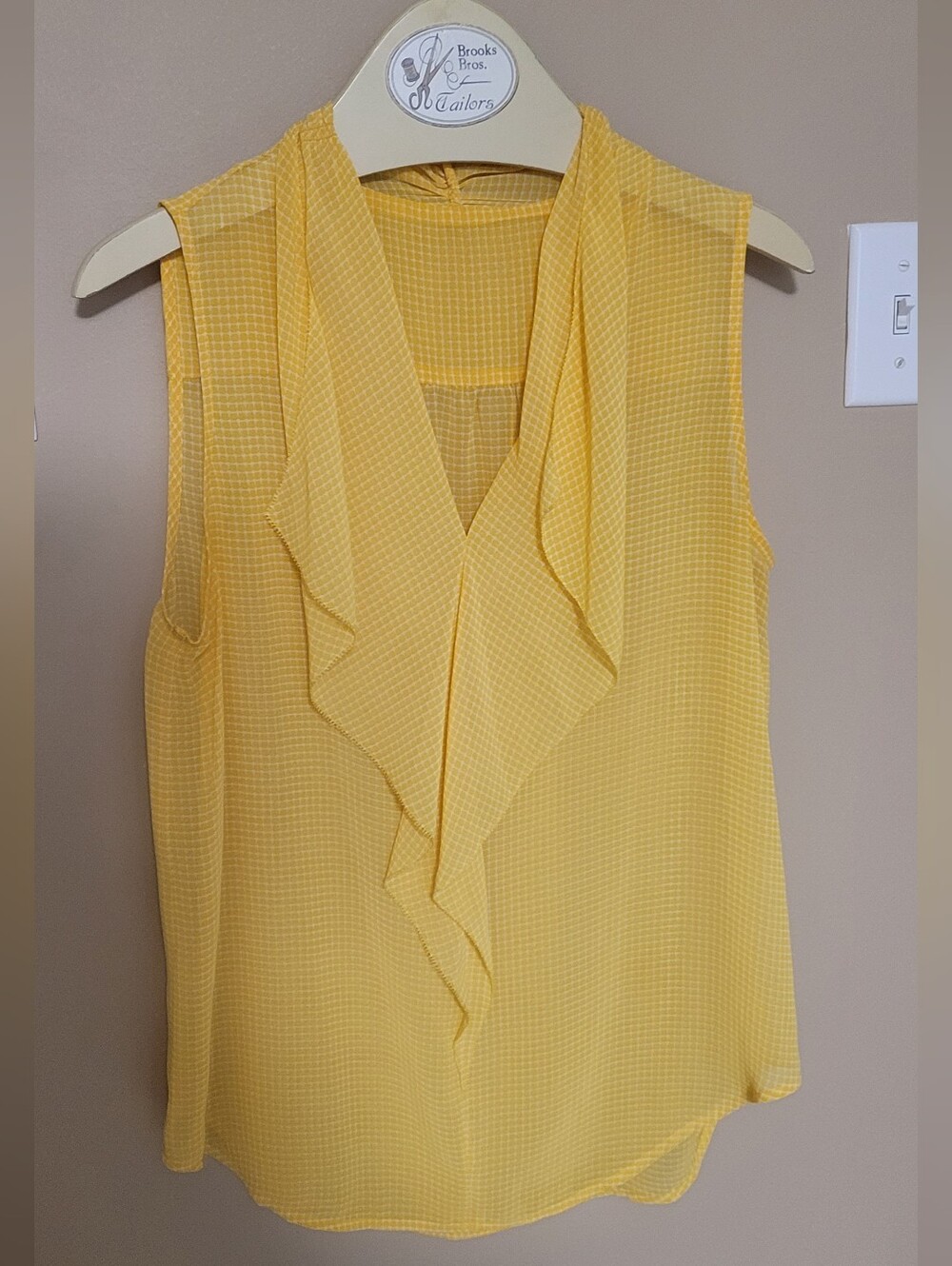 💜2 for $10💜 Bundle and save Yellow Sleeveless Ruffle V-Neck Top